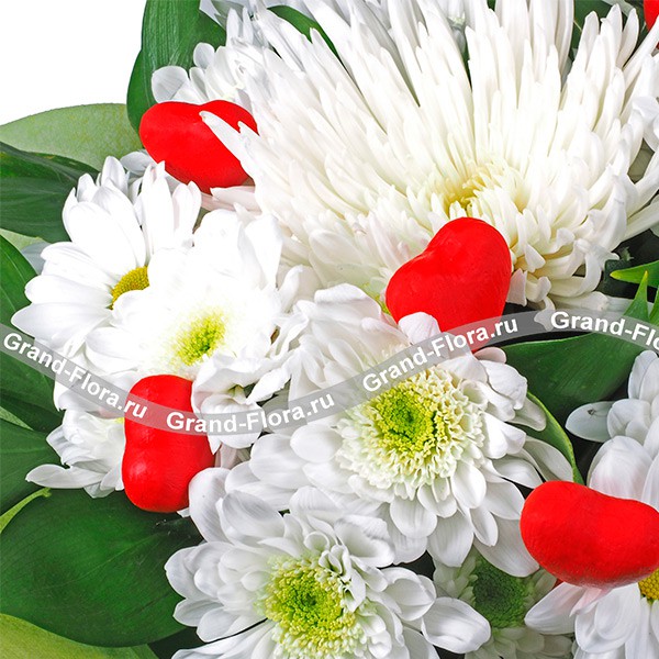 Магия цветов - букет из кустовых хризантем с сердечками