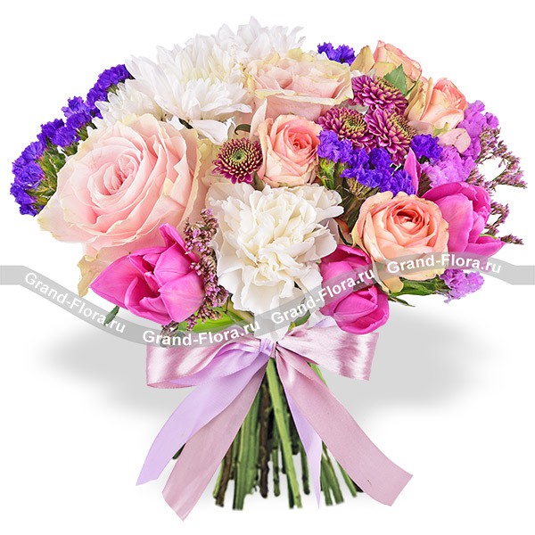 Калейдоскоп – букет с розовыми кустовыми розами и гвоздикой